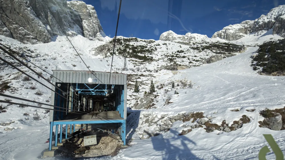 ﻿- krožno kabinska žičnica - gondola- 05.12.2019 – Smučišče KANIN Sella Nevea – priprave na otvoritev zimske sezone - najvišje smučišče v Sloveniji (2.293 m) //FOTO: Matjaž Rušt