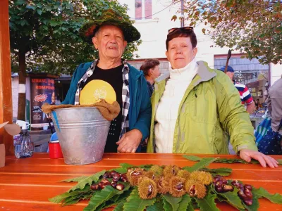 Franci Hrastnik in Ivica Bavdek Dolinar iz krajevne skupnosti Besnica sta obiskovalce razveselila s pečenim kostanjem. 