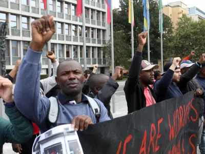 - 10.10.2023 – shod prosilcev za azil in migrantov v organizaciji Ambasade Rog pred parlamentom v Ljubljani - //FOTO: Tomaž Skale