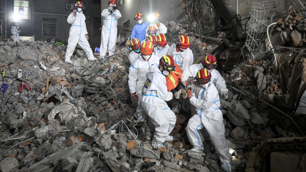 Rescue workers carry a survivor on a stretcher more than 131 hours after a building collapsed in Changsha, Hunan province, China, early May 5, 2022. cnsphoto via REUTERS  ATTENTION EDITORS - THIS IMAGE WAS PROVIDED BY A THIRD PARTY. CHINA OUT.