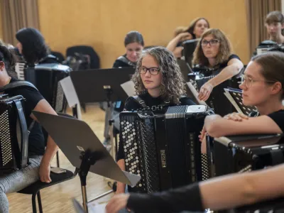 Ženski harmonikarski orkester AccordiOna sestavljajo dijakinje, študentke, nekdanje študentke in profesorice harmonike. Foto: Nik Erik Neubauer