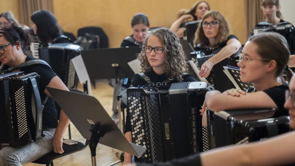 Ženski harmonikarski orkester AccordiOna sestavljajo dijakinje, študentke, nekdanje študentke in profesorice harmonike. Foto: Nik Erik Neubauer