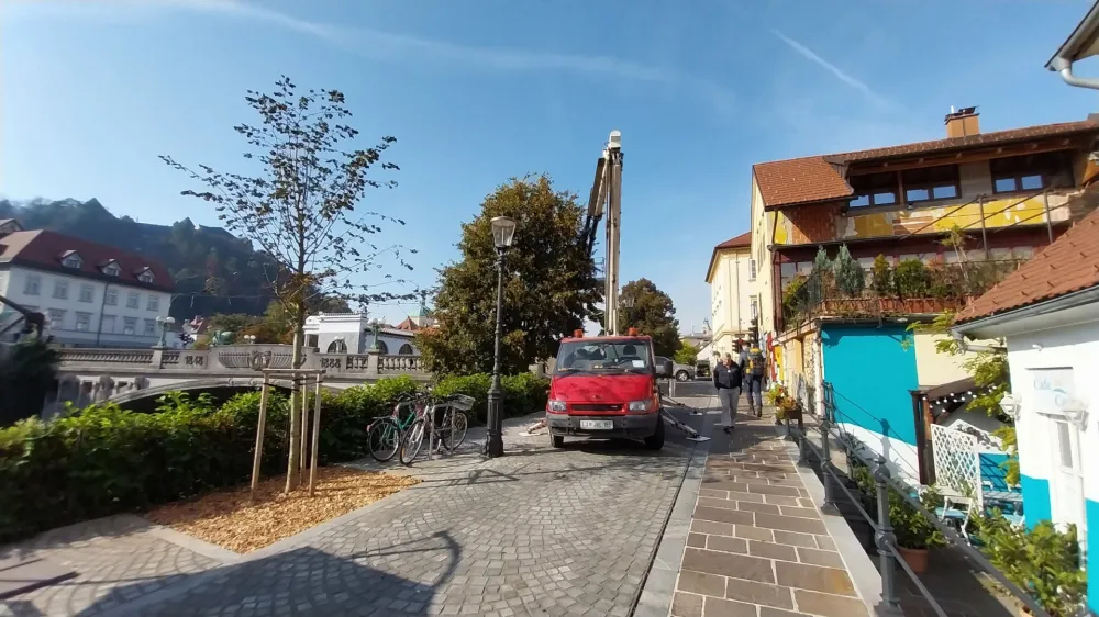 Začetek postavljanja praznične osvetlitve v Ljubljani.