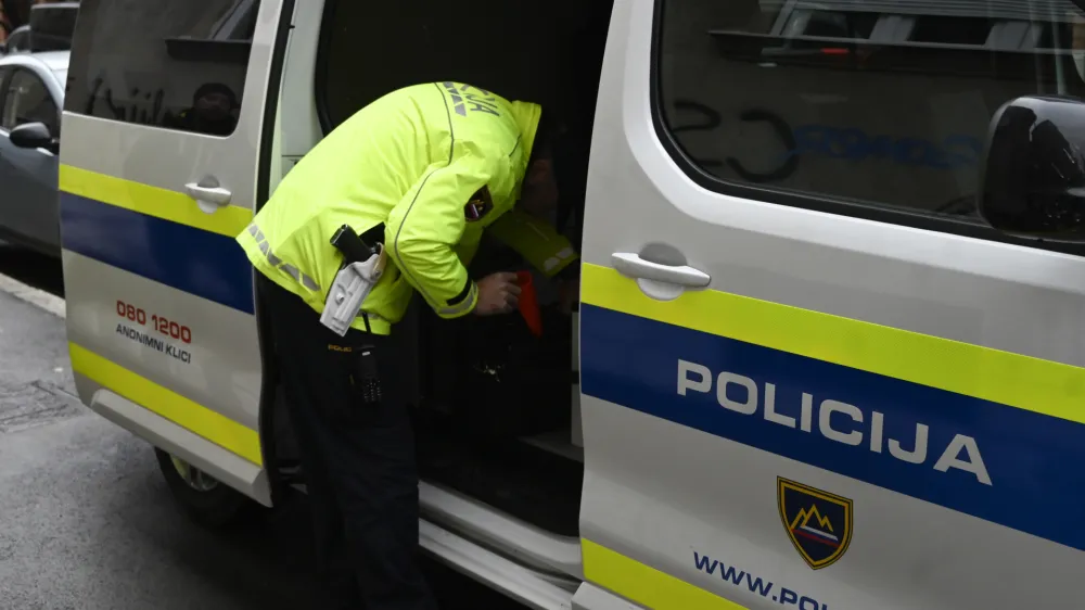 - preizkus alkoholiziranosti - alkotest, alkohol v prometu, policija - 06.12.2022 - policisti Postaje prometne policije Ljubljana vršili postopke preizkusov alkoholiziranosti voznikov v prometu na Kotnikovi ulici pred poslopjem Agencije za varnost prometa - //FOTO: Nik Erik Neubauer