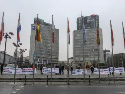 &raquo;Če se problem reši z zakonom, je rešitev poenostavljena, vendar smo s tem zmešali tiste, ki so bili na neki način zavedeni in upravičeni do odškodnin, in tiste, ki do njih niso upravičeni in so zavestno sprejemali tveganja,&laquo; je pojasnil profesor z ljubljanske ekonomske fakultete dr. Sašo Polanec. Fotografija je simbolična. Foto: Luka Cjuha