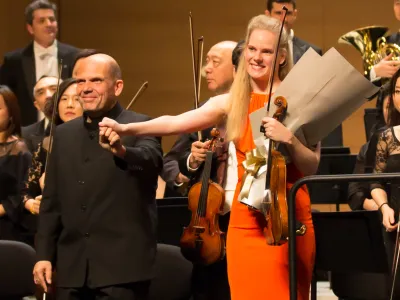 Violinistka Simone Lamsma letos na turneji po Kitajski z orkestrom Hong Kong Philharmonic in maestrom Jaapom van Zwednom, s katerim prihaja zdaj tudi v zlati abonma Cankarjevega doma. 