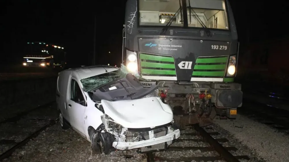 Na železniškem prehodu v Gornjem Lenartu v občini Brežice sta trčila vlak in avto. 