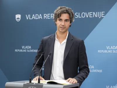 Ljubljana, vlada.<br>Novinarska konferenca po srecanju predsednika vlade Roberta Goloba s predstavniki humanitarnih organizacij, na katerem so govorili o nadaljnjih ukrepih za pomoc ljudem, ki so v vodni ujmi utrpeli skodo.<br>Minister za delo, druzino, socialne zadeve in enake moznosti Luka Mesec.