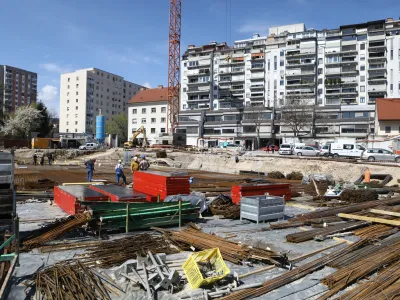 Možno je, da bodo nekateri zasebni investitorji načrtovano gradnjo stanovanjskih objektov zaradi podražitev gradbenih materialov začasno preložili.&nbsp;