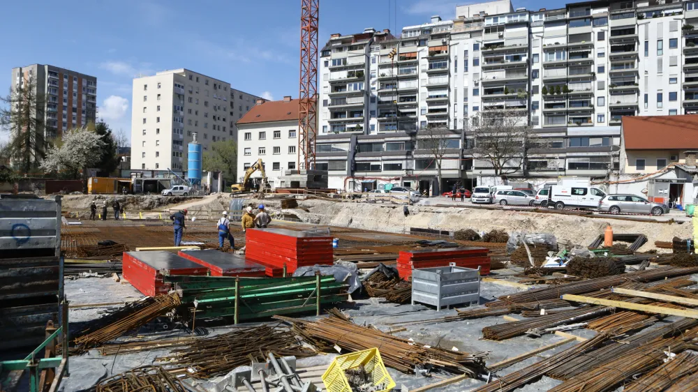 Možno je, da bodo nekateri zasebni investitorji načrtovano gradnjo stanovanjskih objektov zaradi podražitev gradbenih materialov začasno preložili.&nbsp;