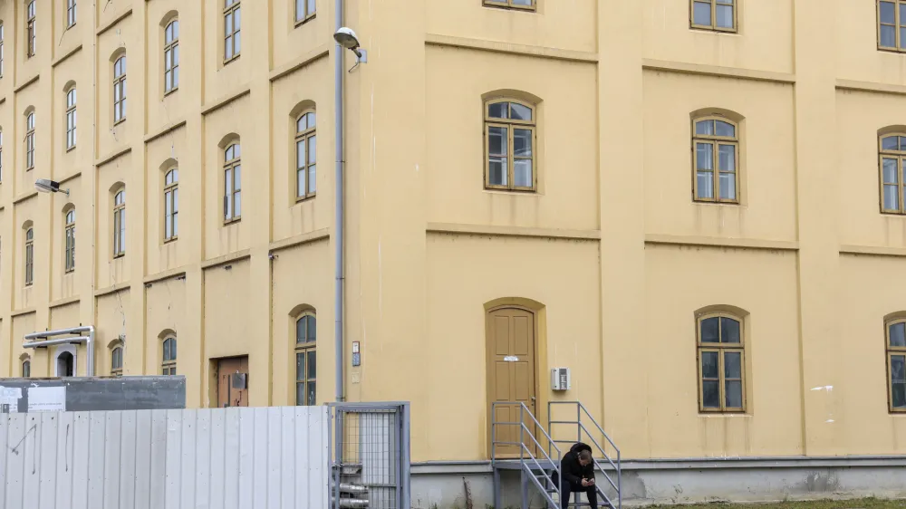 Na upravnih enotah uradniki dobivajo plačo, nižjo od minimalne, zato težko privabijo nove sodelavce in obdržijo stare. Na fotografiji stavba Tobačne, v kateri domuje oddelek za tujce UE Ljubljana. 