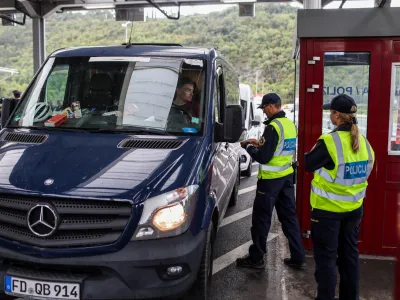 - mejni prehod Dragonja - slovensko-hrvaška meja- policija izvaja selektivni nadzor za vse, ki vstapojo iz Hrvaške. - 2110.2023 – ponovni začasni nadzor na mejnih prehodih - uvedba deset dnevnega nadzora na mejah s Hrvaško in Madžarsko - 12 kontrolnih točk na hrvaški in dve na madžarski meji - //FOTO: Bojan Velikonja