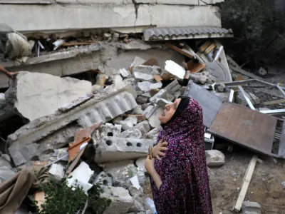 A Palestinian woman reacts at the site of an Israeli strike on a residential building in Gaza City October 25, 2023. REUTERS/Yasser Qudih   TPX IMAGES OF THE DAY