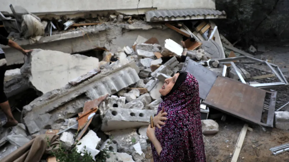 A Palestinian woman reacts at the site of an Israeli strike on a residential building in Gaza City October 25, 2023. REUTERS/Yasser Qudih   TPX IMAGES OF THE DAY