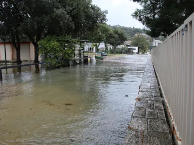 Poplavljena obala in okolica v Portorožu.