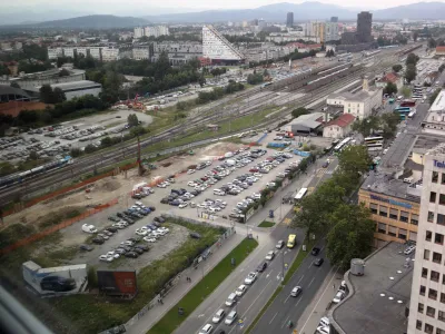 - 24.07.2023 – projekt novi potniški center Ljubljana – poslovno-stanovanjski kompleks Emonika City in poslovna stavba Vilharia -Urbani center - načrtovani večnamenski objekt ob križišču Dunajske, Vilharjeve in Masarykove ceste, ki leži v neposredni bližini glavne avtobusne in železniške postaje v Ljubljani – nova železniška avtobusna postaja//FOTO: Tomaž Skale