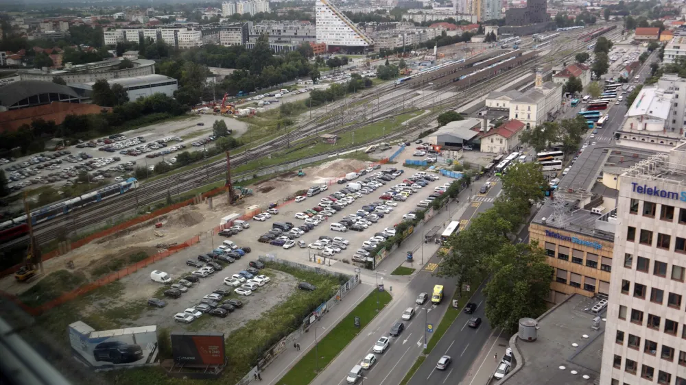 - 24.07.2023 – projekt novi potniški center Ljubljana – poslovno-stanovanjski kompleks Emonika City in poslovna stavba Vilharia -Urbani center - načrtovani večnamenski objekt ob križišču Dunajske, Vilharjeve in Masarykove ceste, ki leži v neposredni bližini glavne avtobusne in železniške postaje v Ljubljani – nova železniška avtobusna postaja//FOTO: Tomaž Skale