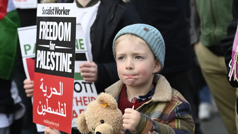 28 October 2023, United Kingdom, Edinburgh: Protesters hold placards during a Scottish Palestine Solidarity Campaign demonstration. Photo: Lesley Martin/PA Wire/dpa