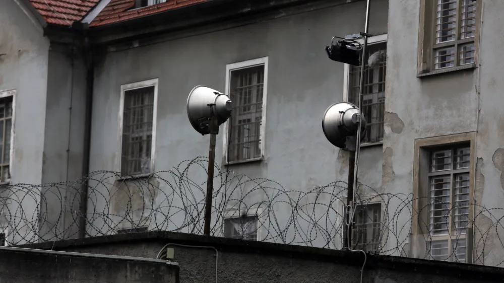 Zapor na ljubljanski Povšetovi je prvi na lestvici (pre)zasedenosti, zato težko čakajo na novo zaporniško stavbo, ki bo zrasla v Dobrunjah.