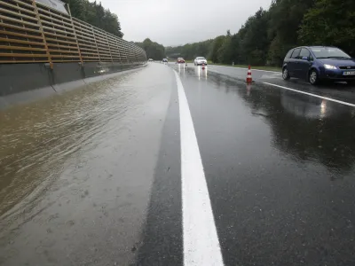 avtocesta Kozarje<br><br><br>- Poplave 2010 - močno jesensko deževje v Ljubljan - <br><br>/FOTO: Matej Povše