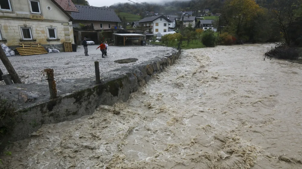 Stahovica - Kamniška bistrica- 27.10.2023 – rdeče vremensko opozorilo na območju severozahodne in jugozahodne Slovenije – neurje, intenzivne padavine – poplave, proženje zemeljskih plazov, //FOTO: Luka Cjuha