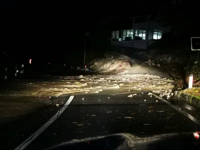 Idrija.<br>Posledice po nocnem neurju v obcini Idrija.<br>Poplavljen odsek ceste Tolmin-Sodnja Idrija.<br>Foto: poveljnik CZ obcine Idrija Bostjan Brelih