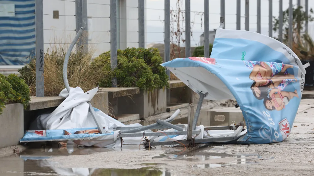 05.11.2023., Split - Jako jugo u Splitu ostavilo posljedice, razorena uvala Zenta, teske betonske klupe porazbacane, kabina za presvlacenje unistena Photo: Ivana Ivanovic/PIXSELL