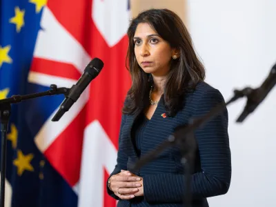 02 November 2023, Austria, Vienna: British Interior Minister Suella Braverman holds a press confrence after a meeting with the Austrian interior minister in Vienna. Photo: Georg Hochmuth/APA/dpa