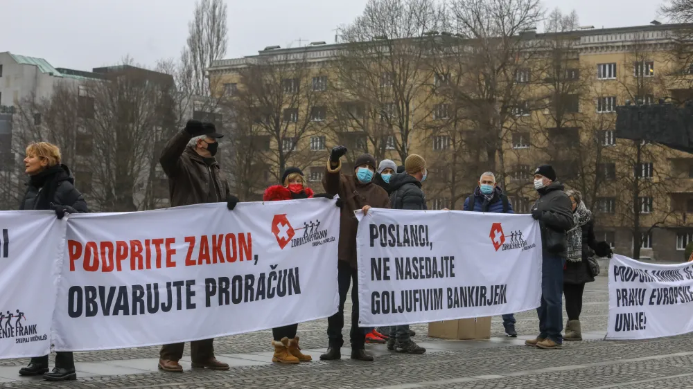 ﻿protestni shod kreditojemalcev kreditov v švicarskih frankih - protest Združenje Frank -. - 01.02.2022 – Državni zbor DZ - poslanci obravnavali predlog zakona o omejitvi in porazdelitvi valutnega tveganja med kreditodajalci in kreditojemalci kreditov v švicarskih frankih, ki ga je v postopek vložil državni svet. //FOTO: Luka Cjuha 