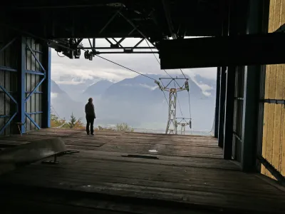 ﻿ATC smučišče Kanin - postaja B - gondolska žičnica - gondola - - POSOČJE 2013 - upad povpraševanja po turističnih zmogljivostih - turizem //FOTO: Bojan Velikonja OPOMBA: ZA OBJAVO V PRILOGI – DNEVNIKOV OBJEKTIV - REPORTAŽA 2013