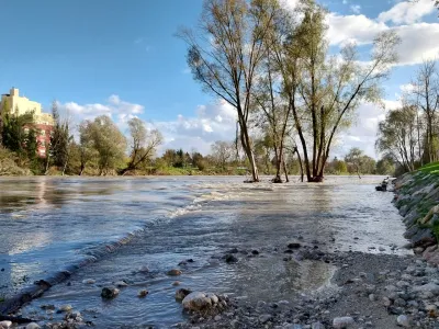 Sava je poplavila breg, kjer so pred začetkom poletja uradno odprli novo plažo za kopališčem Laguna. Foto: Vesna Levičnik