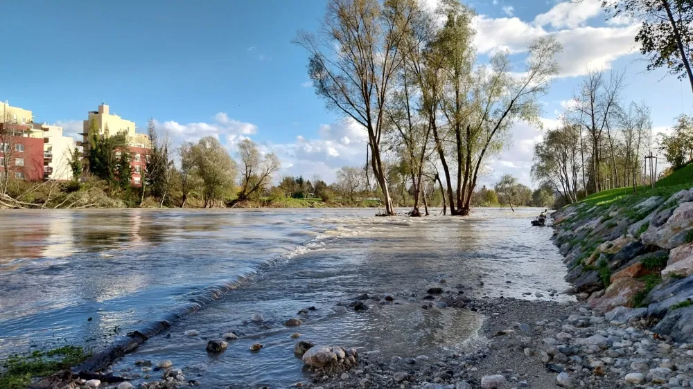 Sava je poplavila breg, kjer so pred začetkom poletja uradno odprli novo plažo za kopališčem Laguna. Foto: Vesna Levičnik