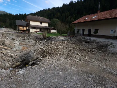 Če je bila v Strugah še pred zadnjimi neurji na mizi tudi statična ureditev poškodovanih hiš, je zdaj tudi ta pod vprašajem, saj je škoda vlagati v objekte, ki jih bo treba nato porušiti. Foto: Paul Orešnik