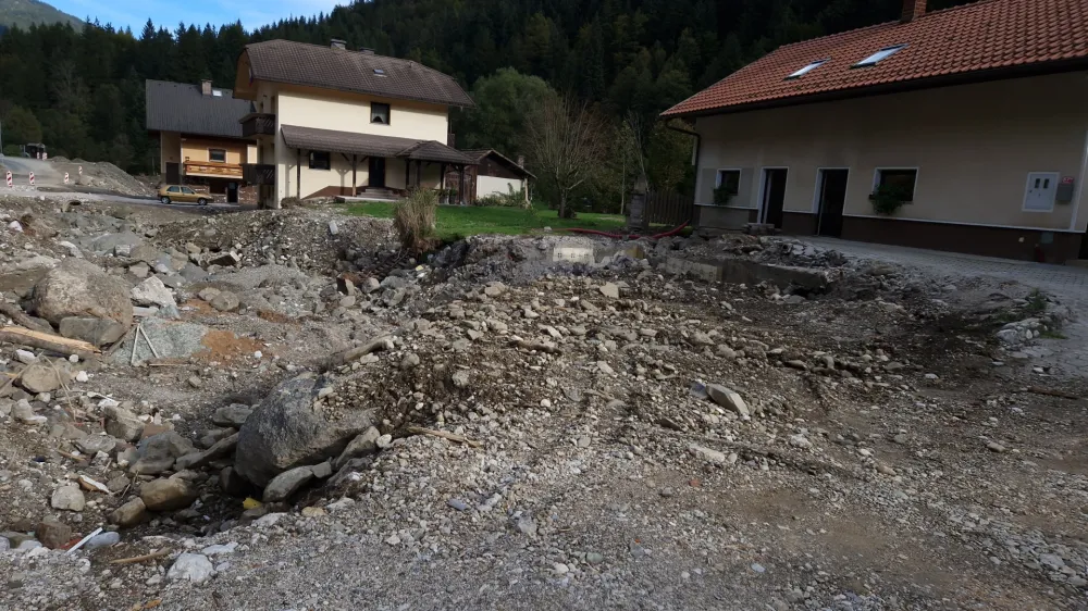 Če je bila v Strugah še pred zadnjimi neurji na mizi tudi statična ureditev poškodovanih hiš, je zdaj tudi ta pod vprašajem, saj je škoda vlagati v objekte, ki jih bo treba nato porušiti. Foto: Paul Orešnik