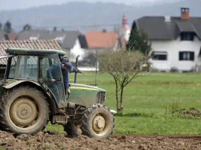 Kleče - kmetijsko zemljiče - poljedelstvo - polje - traktor - oranje//FOTO: Bojan Velikonja