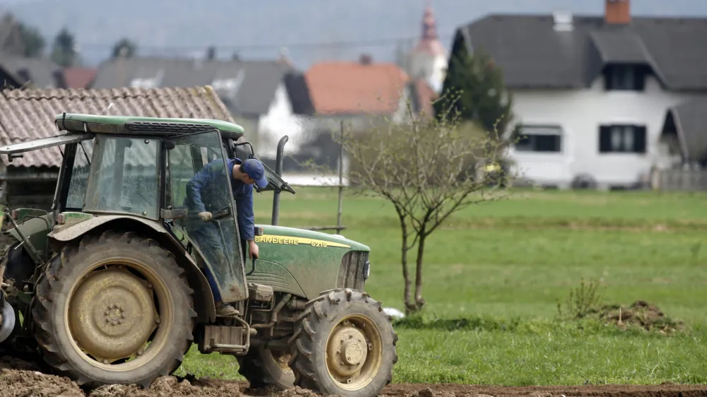 Kleče - kmetijsko zemljiče - poljedelstvo - polje - traktor - oranje//FOTO: Bojan Velikonja