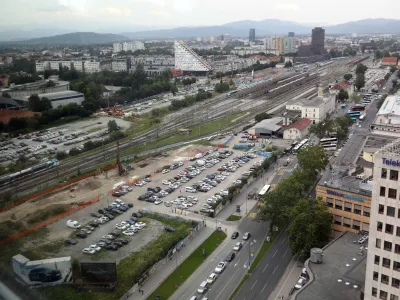 - 24.07.2023 – projekt novi potniški center Ljubljana – poslovno-stanovanjski kompleks Emonika City in poslovna stavba Vilharia -Urbani center - načrtovani večnamenski objekt ob križišču Dunajske, Vilharjeve in Masarykove ceste, ki leži v neposredni bližini glavne avtobusne in železniške postaje v Ljubljani – nova železniška avtobusna postaja//FOTO: Tomaž Skale