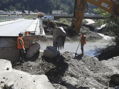 obnova mostu Poljanska sora- odpravljanje posledic poplav – sanacija škode -- 14.08.2023 - Dan solidarnosti in dela prost dan - najhujša naravna ujma v zgodovini Slovenije - prizadeti dve tretjini države - ujma - poplave – zemeljski plazovi – neurja – prostovoljci - //FOTO: Luka Cjuha