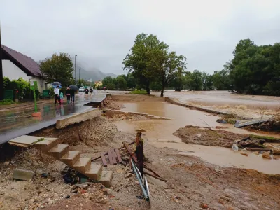 Obnova hudo poškodovane lokalne ceste z avtobusnim postajališčem ob reki Sori v Goričanah naj bi bila končana še letos.