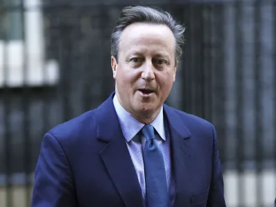 Bivši premier David Cameron se vrača v vlado, le da bo zdaj prevzel vodenje diplomacije. 