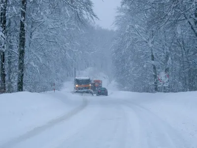 Za čiščenje glavnih cest je poskrbela hrvaška zimska služba, nad sneg na manjših pa so se domačini spravili s traktorji in lopatami. <br>