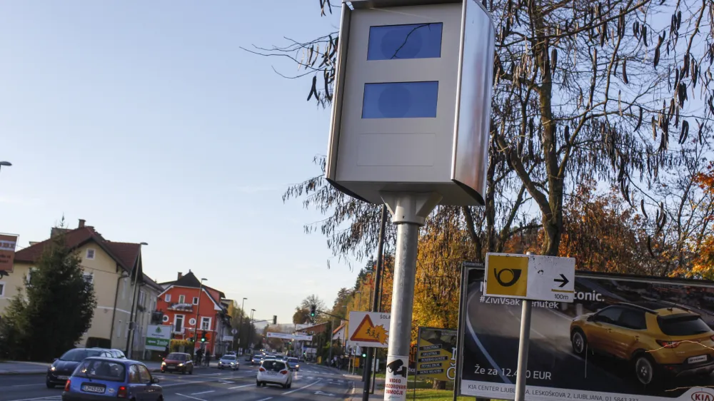 ﻿- 24.10.2017 - Dolenjska cesta v Ljubljani - novi stacionarni super radar ki lahko meri hitrost na obeh straneh prometnega toka hkrati, pri čemer lahko spremlja več vozil - nadzor hitrosti s samodejno merilno napravo – meritev hitrosti <br><br><br> //FOTO: Jaka Gasar