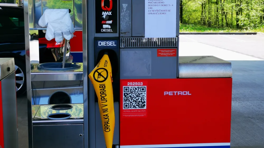 Borovnica.<br>Druzba Petrol po petkovi napovedi vlade, da ta ne bo podaljsala regulacije cen bencina in dizla, danes na bencinskih servisih zaznava povecano povprasevanje, a ob tem miri, da z vidika stabilnosti oskrbe ni potrebe za paniko.<br>Foto: STA