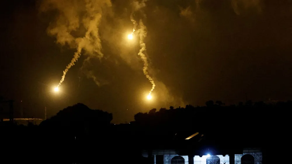 Flares, fired from the Israeli side, burn in the sky as seen from Ramyah near the Lebanese-Israeli border, in southern Lebanon, October 11, 2023. REUTERS/Thaier Al-Sudani   TPX IMAGES OF THE DAY