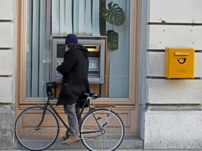 - obrtniki protestno dvigovali gotovino na bankomatih. - ?lani Obrtno-podjetni?ke zbornice (OZS) z dvigom gotovine iz bankomatov nadaljujejo dr?avljansko nepokor??ino, ki so jo v za?etku meseca za?eli s pro?njami na dav?no upravo za odlog pla?il prispevkov in davkov.<br> <br> <br> <br>///FOTO: Luka Cjuha