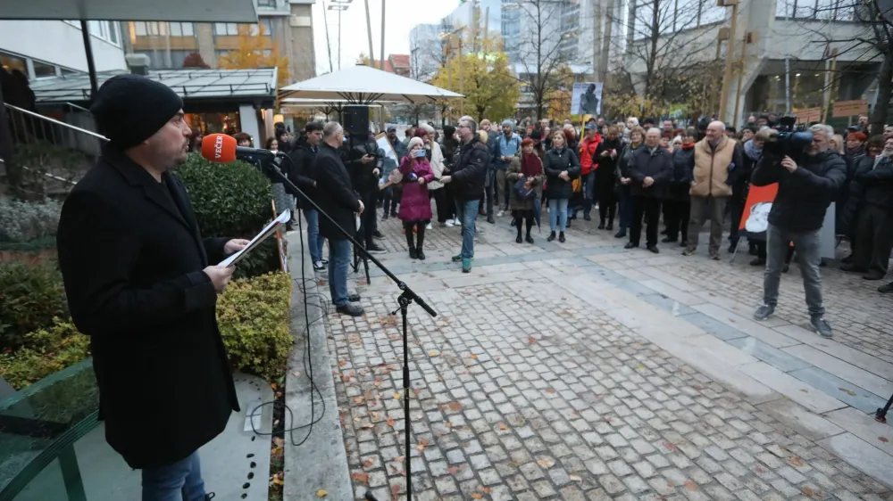 Maribor - protest novinarjev in zaposlenih na Večeru, s katerim bodo izrazili nasprotovanje selitvi medijske hiše v prostore mariborskega župana Saše Arsenoviča; Večer - novinarji - Matija Stepišnik - - Avtor: Sašo Bizjak