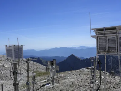 Pred osmimi leti obnovljeni meteorološki postaji na Kredarici se bodo pridružili še obnovljeni prostori, v katerih bivajo in delujejo meteorologi in vojaki. 