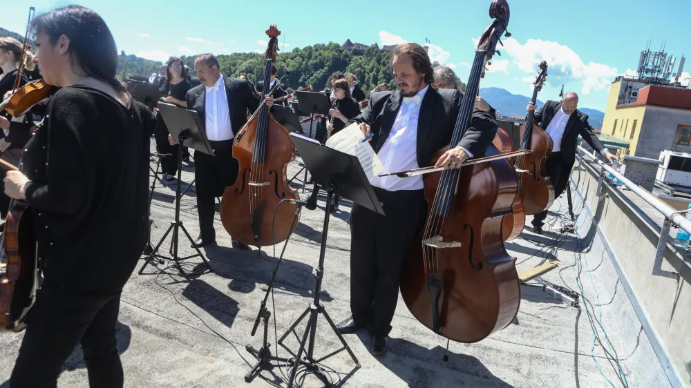 ﻿- 28.05.2021 – Simfonični orkester RTV Slovenija pod vodstvom dirigenta Rossena Milanova snemali filharmonični koncert na strehi Radia Slovenija - //FOTO. Luka Cjuha.