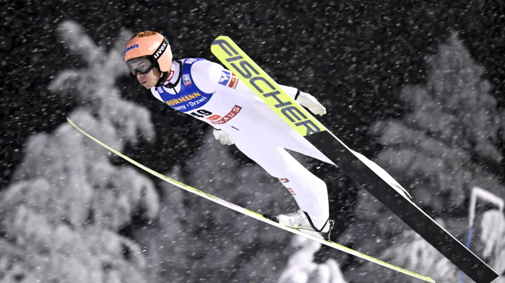 25 November 2023, Finland, Kuusamo: Austria's Stefan Kraft competes during men's ski jumping HS 142 competition at the FIS World Cup Ruka Nordic Opening event in Kuusamo. Photo: Jussi Nukari/Lehtikuva/dpa