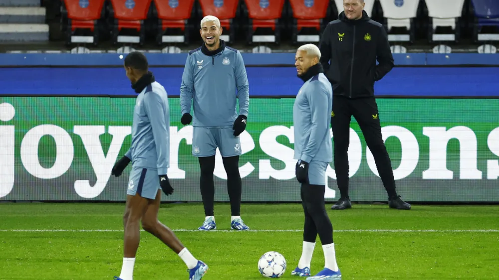 Soccer Football - Champions League - Newcastle United Training and Press Conference - Parc des Princes, Paris, France - November 27, 2023 Newcastle United's Bruno Guimaraes with teammates during training REUTERS/Sarah Meyssonnier